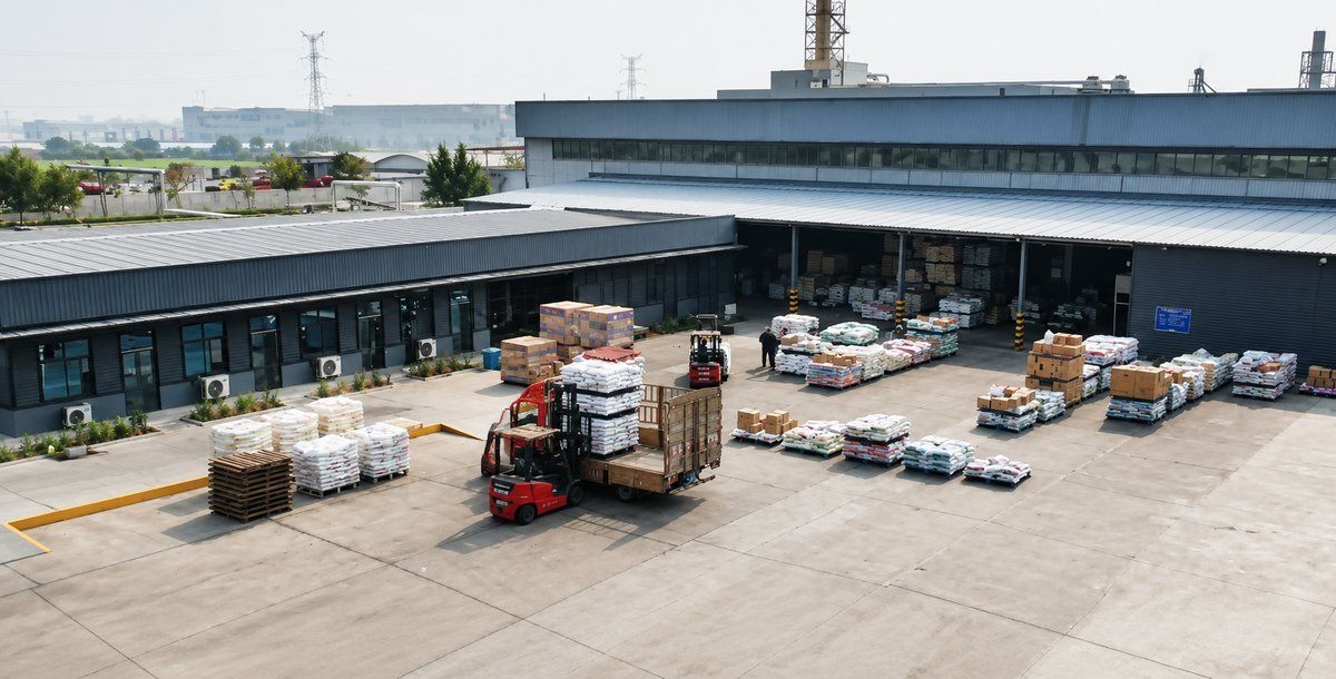 LiangChong warehouse with finished pet food and cat litter ready for export - China